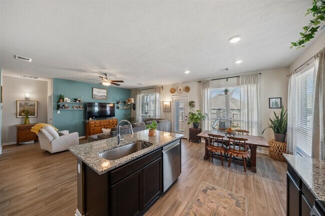 Building Photo - 11947 Sunshine Park Dr N