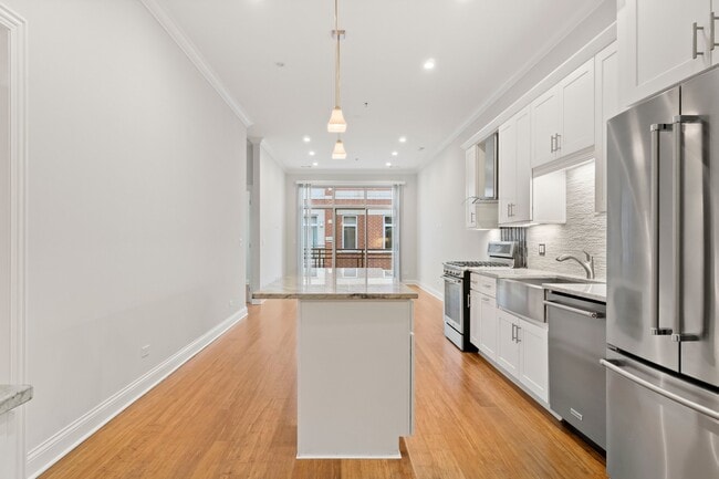 Building Photo - 1039 W Monroe St