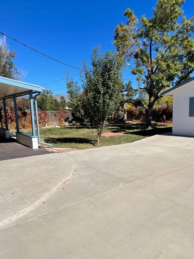 Building Photo - 3 bedroom 1.5 bath with a Large Detached Garage