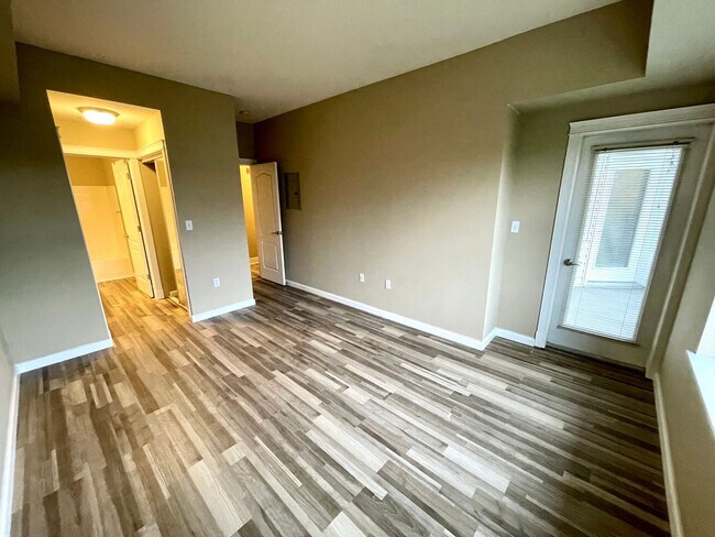 Building Photo - Beautiful, spacious two-bedroom, two-bath ...