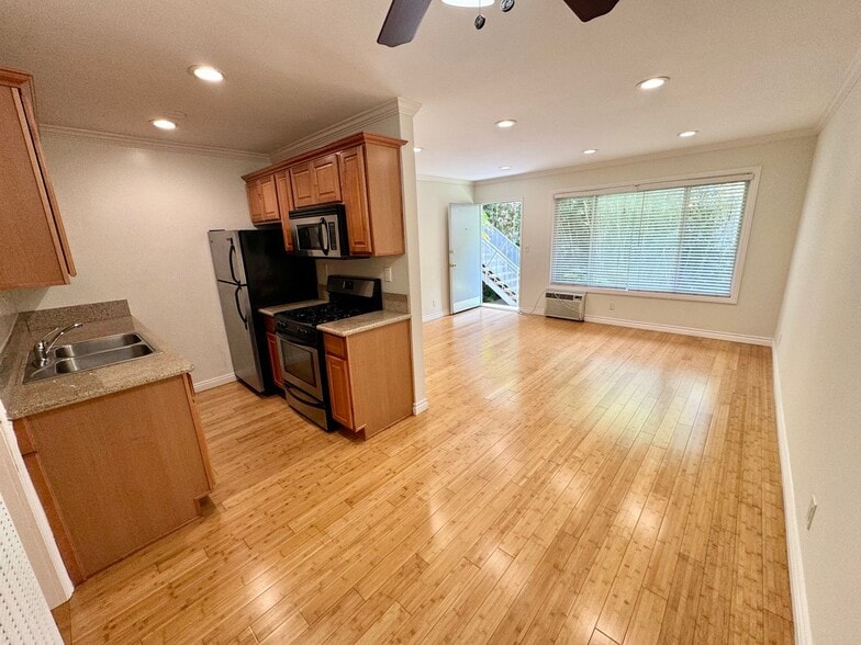 Building Photo - 10876 Palms Blvd