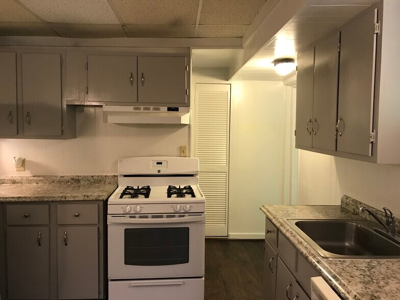Kitchen - 633 Clairmont Cir