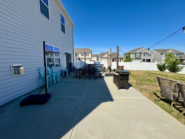 Building Photo - Beautiful 5BR/3BA Home in Roberta Ridge