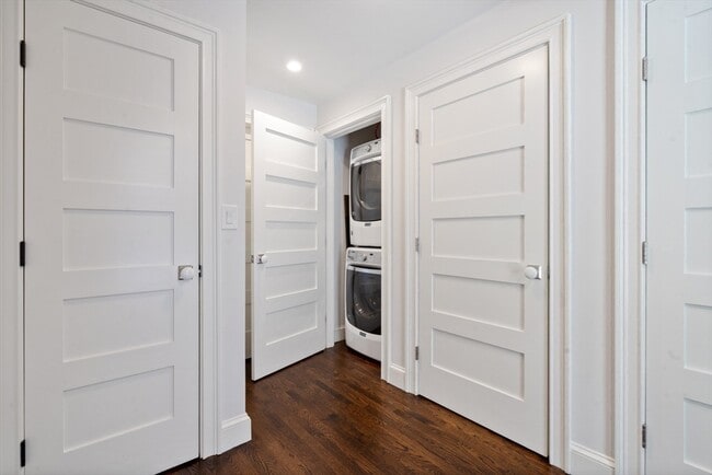 Building Photo - 57 Monmouth St