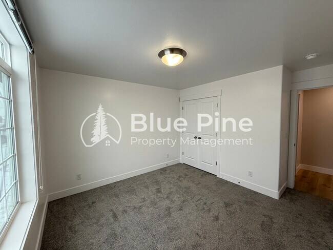 Building Photo - 4335 N Dudley Ave