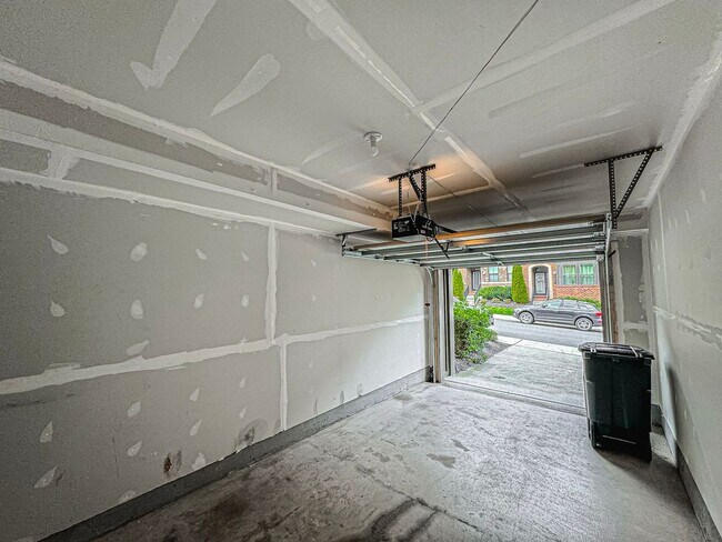 Building Photo - Stunning 3 Bed 3.5 Bath Townhome With Atta...