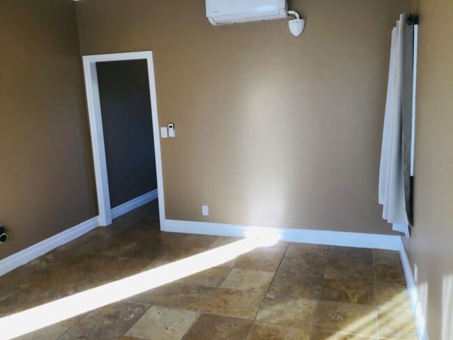 Building Photo - Elegant Studio Retreat on Gated Estate, Ut...
