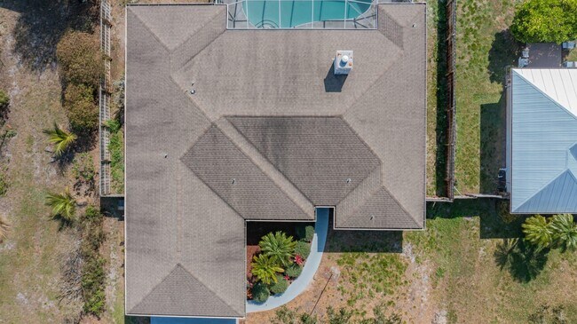 Building Photo - 242 SE Duval Ave
