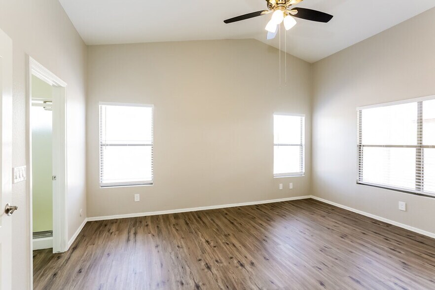 Building Photo - 1058 S Sierra St