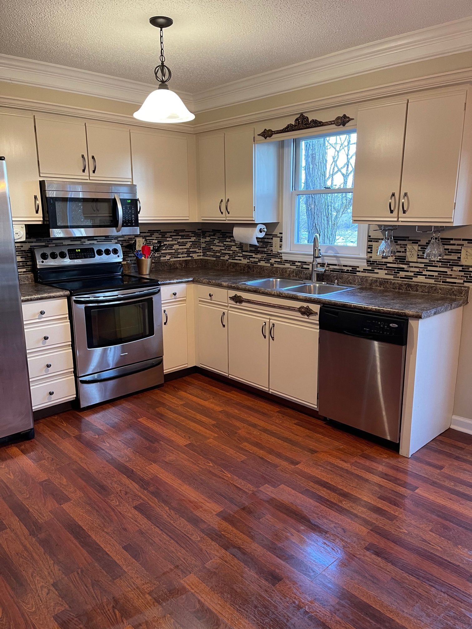 Building Photo - 348 River Rd