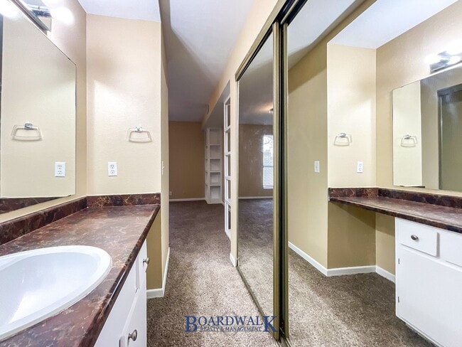 Building Photo - Beautiful 2 bed 2 bath Condo