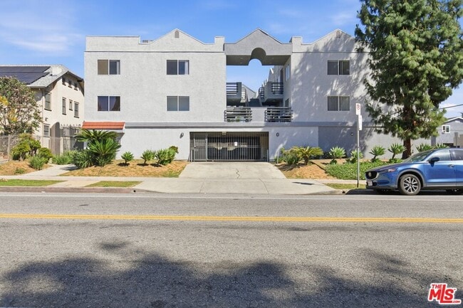 Building Photo - 1002 N Edgemont St