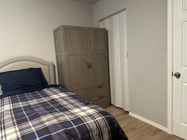 Building Photo - 10811 Cranbrook Rd