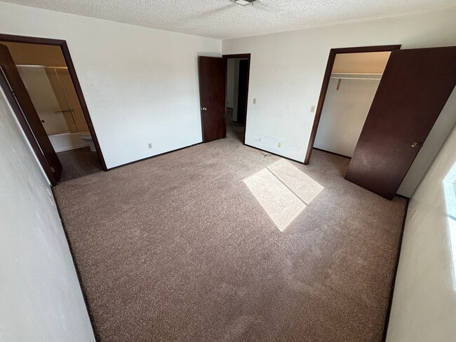 Building Photo - Cozy 2Bed/2Bath- 2 Story Condo w/ Beautifu...