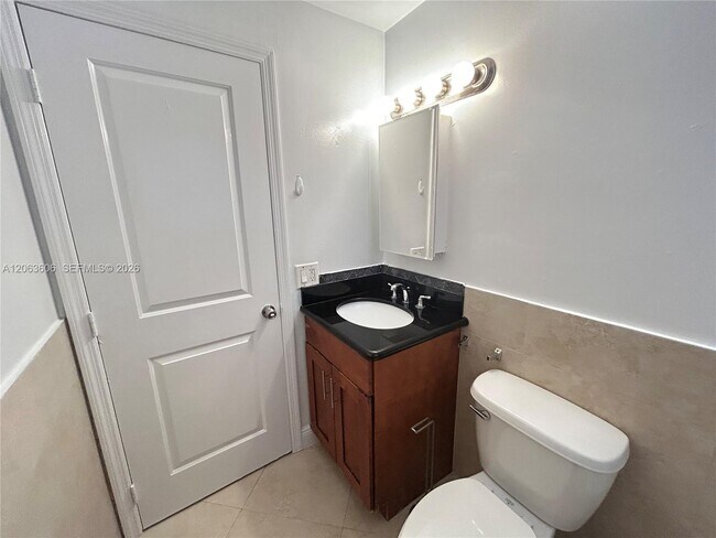 Building Photo - 2880 Pine Tree Dr