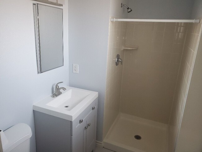 Building Photo - 3 Bedroom - 2 Bathroom wonderful remodeled...