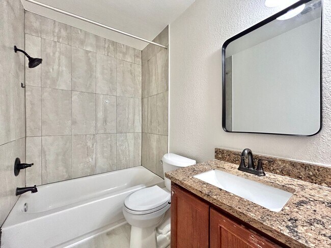 Building Photo - Beautiful 3/BR 2.5/BA Home with Modern Fin...