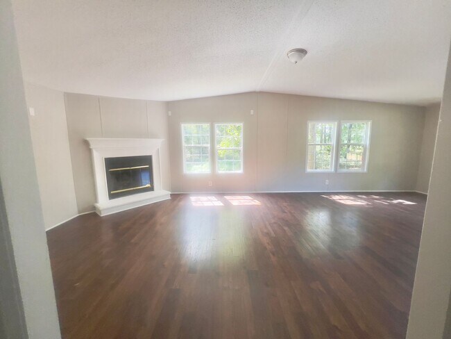 Building Photo - Four bedroom, 2 bath Modular home in Siler...