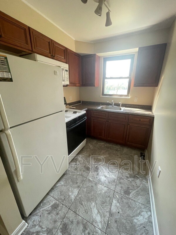 Building Photo - 1518 Chartiers Ave