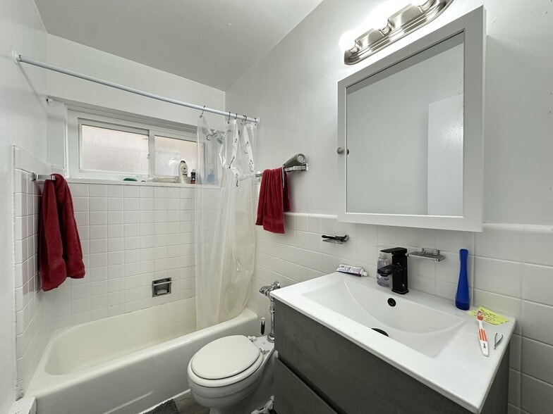 Building Photo - 1400 Chicago Ave