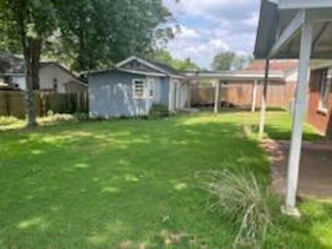 Building Photo - Available Now! MOVE IN SPECIAL HALF OFF FI...
