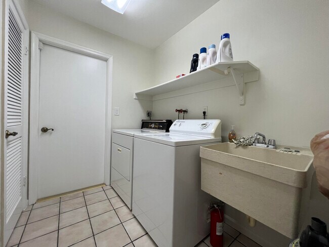 Building Photo - 5878 Tidewater Dr