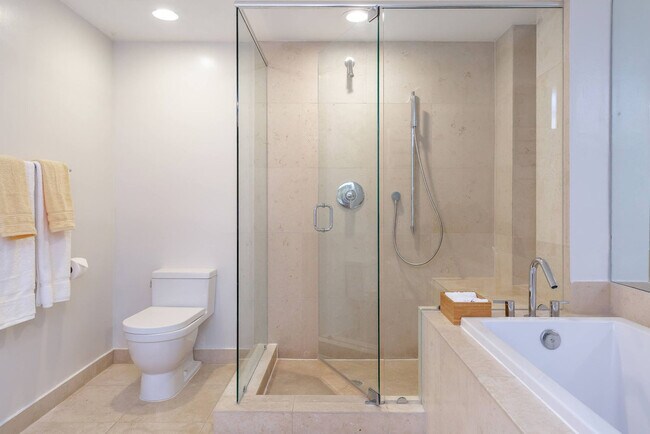 Building Photo - 485 Brickell Ave