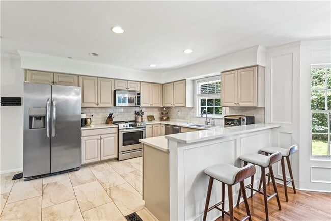 Building Photo - 3201 Lakeridge Dr SE