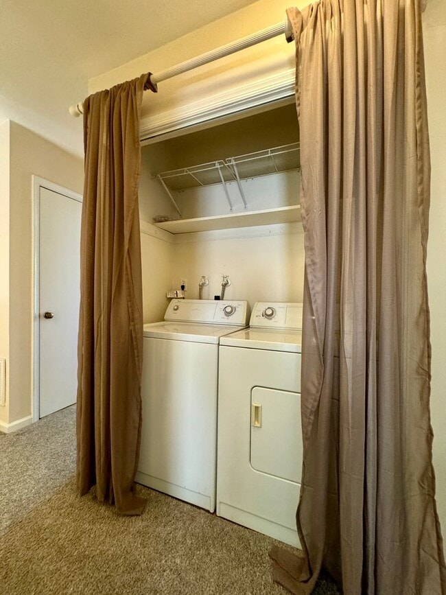 Building Photo - Comfortable Townhome in a Haymarket Square Community