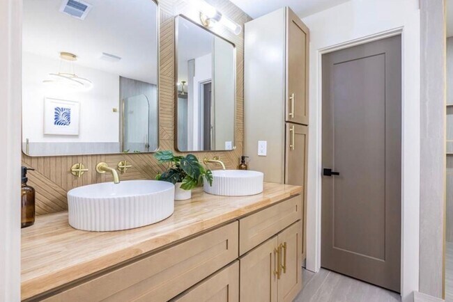 Building Photo - STUNNING RENOVATION! Modern 3BR/2BA Ranch in Sought-After Location!
