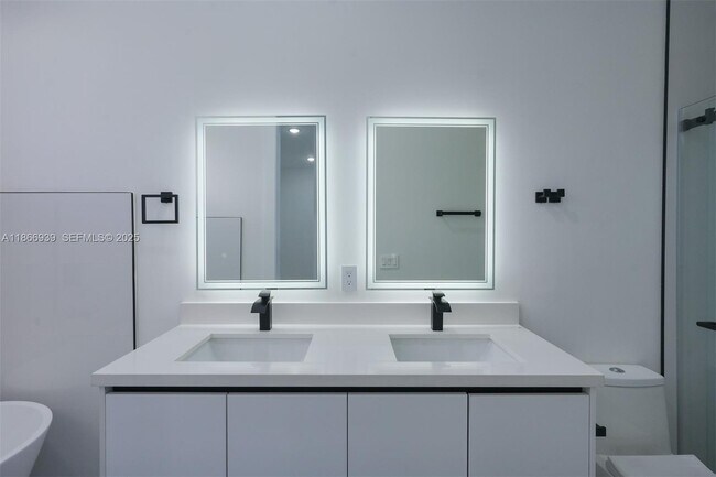 Building Photo - 5 SW 26th Pl