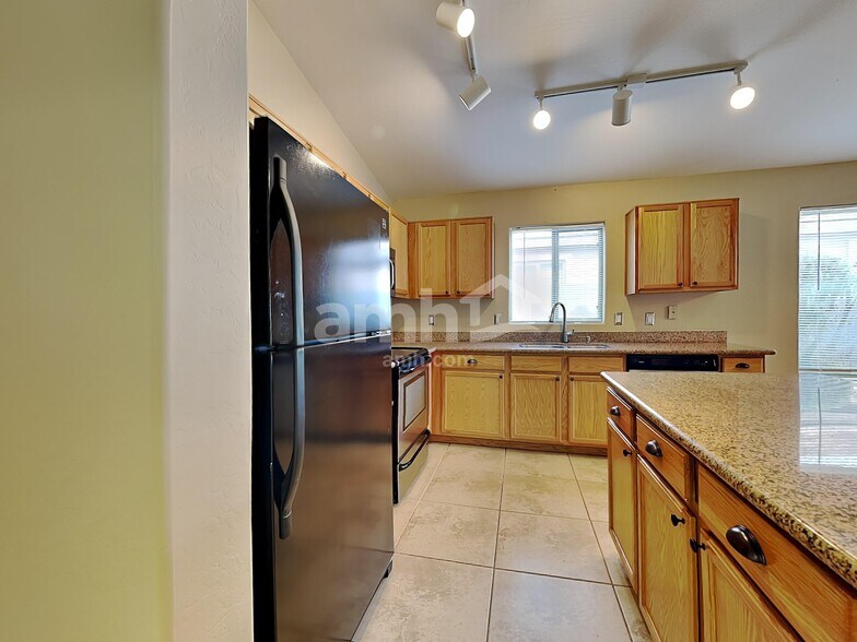 Building Photo - 45611 W Tulip Ln