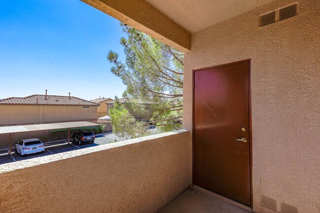 Building Photo - 2 Bed Condo Centrally Located