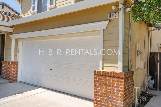 Building Photo - 803 Twin Oaks Dr
