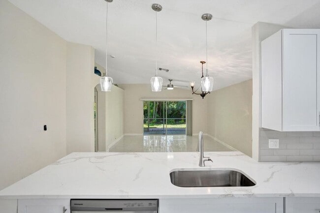 Building Photo - 5033 S La Sedona Cir