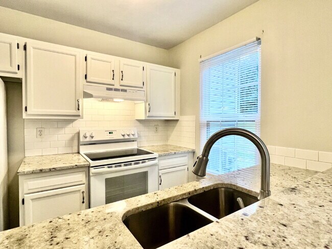 Building Photo - RAINTREE TOWNHOME!