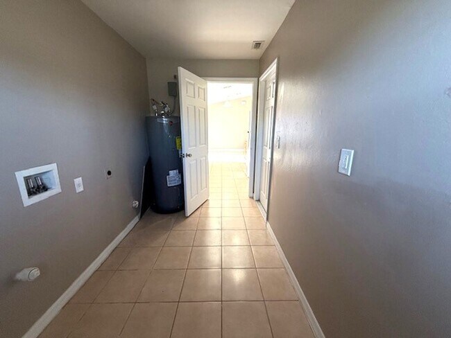 Building Photo - Spacious 3 Bed / 2 Bath Home with Large Ba...