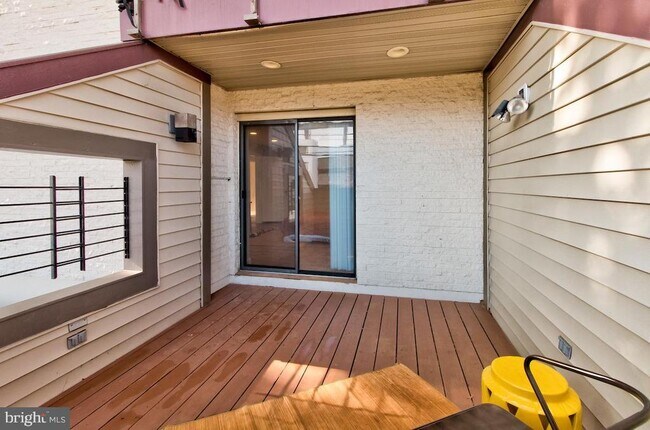 Building Photo - 10320 Westlake Dr