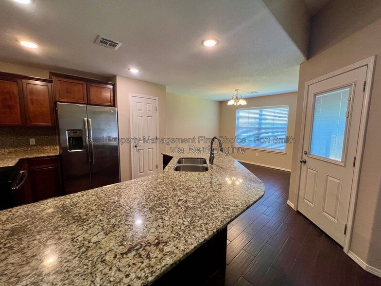 Building Photo - 507 Ridge Point Dr