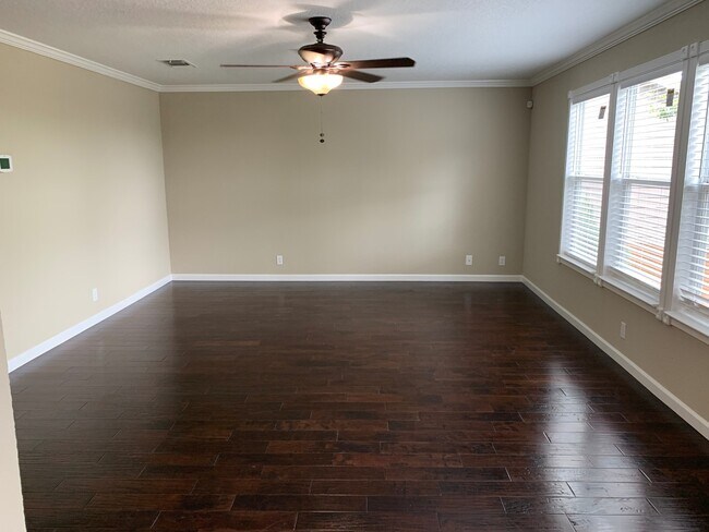Building Photo - *MOVE IN SPECIAL* Gorgeous Four Bedroom Home with Covered Patio Near Medical Center!!