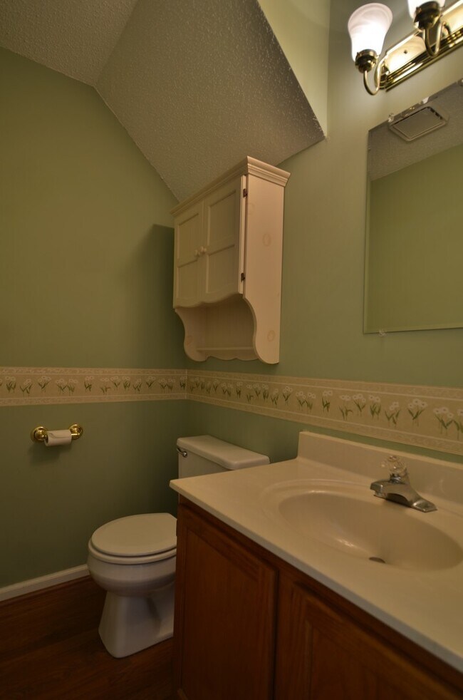 Building Photo - Coming Soon! 2BR 2.5 BA Townhome in Yorktown!