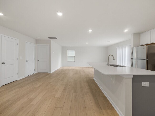 Building Photo - Modern 5BR Home with Quartz Kitchen & Open...
