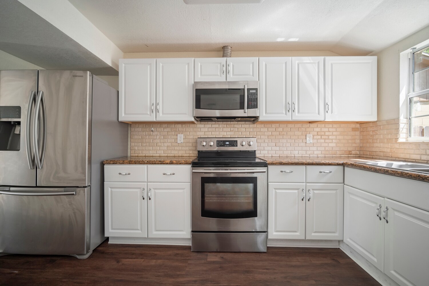 Kitchen - 2012 E Idlewild Ave