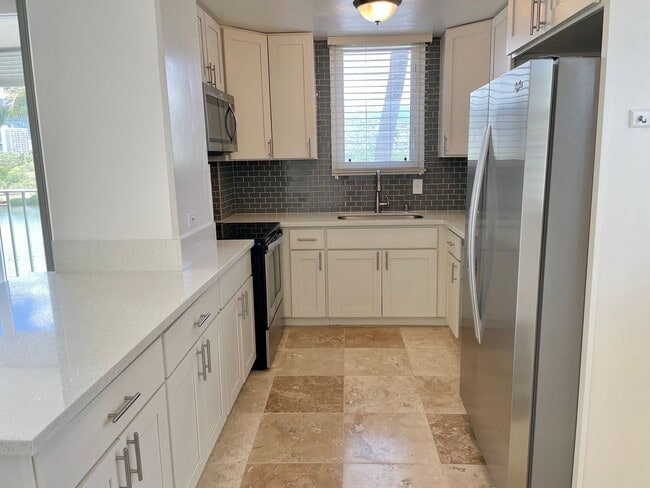 Building Photo - Newly Renovated 2-Bedroom Condo with Ala W...