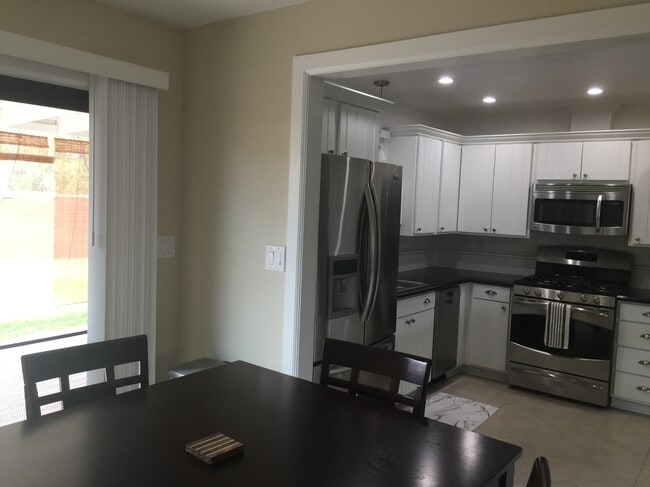Building Photo - 709 Palomas Dr NE