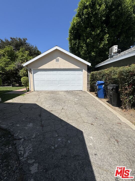 Building Photo - 4535 Matilija Ave