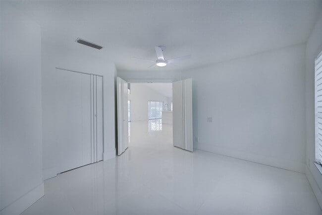 Building Photo - 6014 Golf Villas Dr