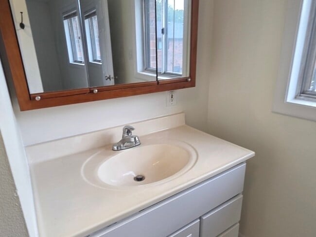 Building Photo - 1S252 Stratford Ln