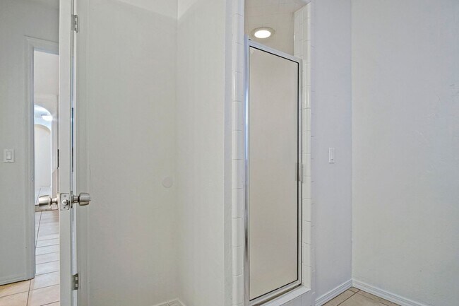 Building Photo - Beautifully Renovated 3bed/  2bath in Del city!   Bonus room in the Master bedroom!!