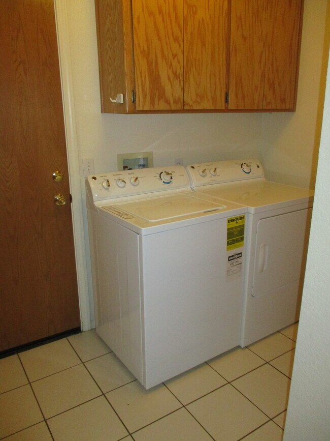 Building Photo - Culdesac Home Near Parks & Schools - Garba...